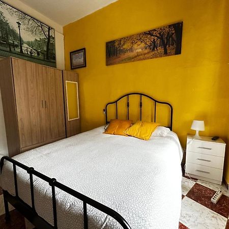 Santa Isabel Low Cost Rooms In Private House Sevilla Bagian luar foto