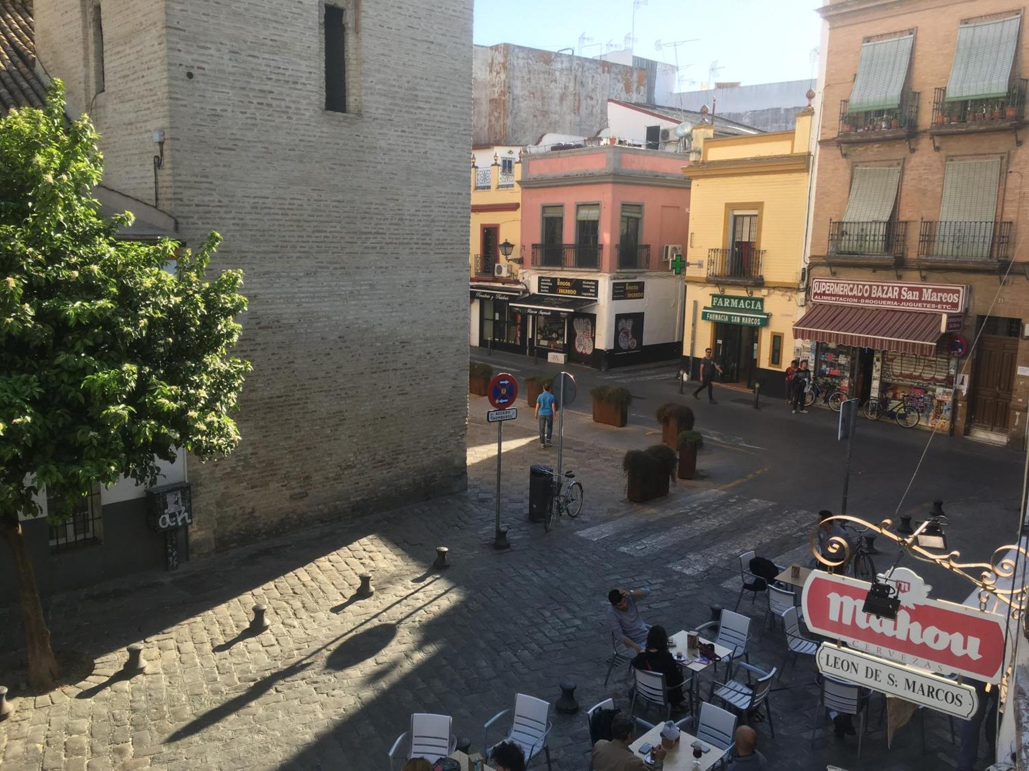 Santa Isabel Low Cost Rooms In Private House Sevilla Bagian luar foto