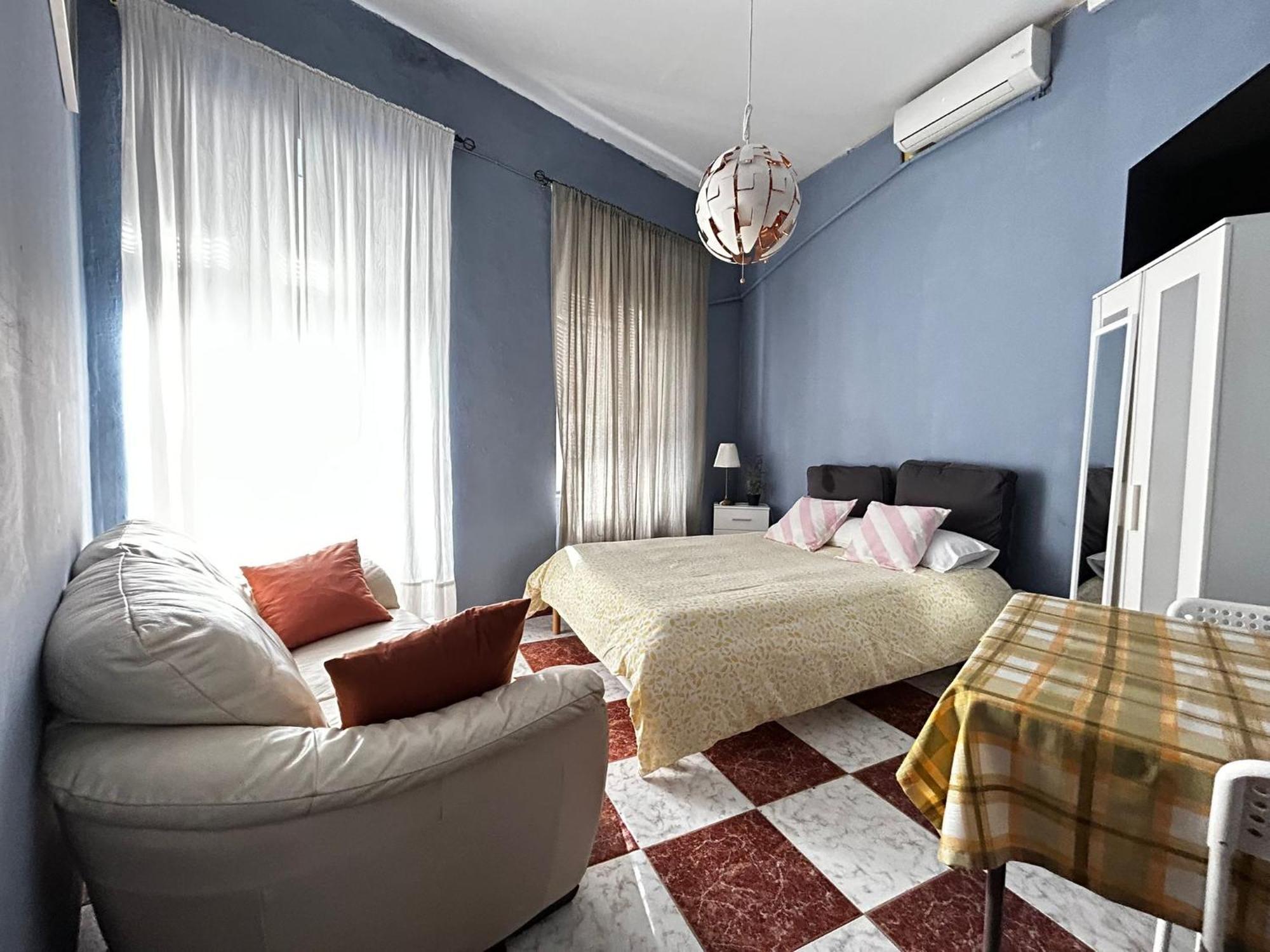 Santa Isabel Low Cost Rooms In Private House Sevilla Bagian luar foto
