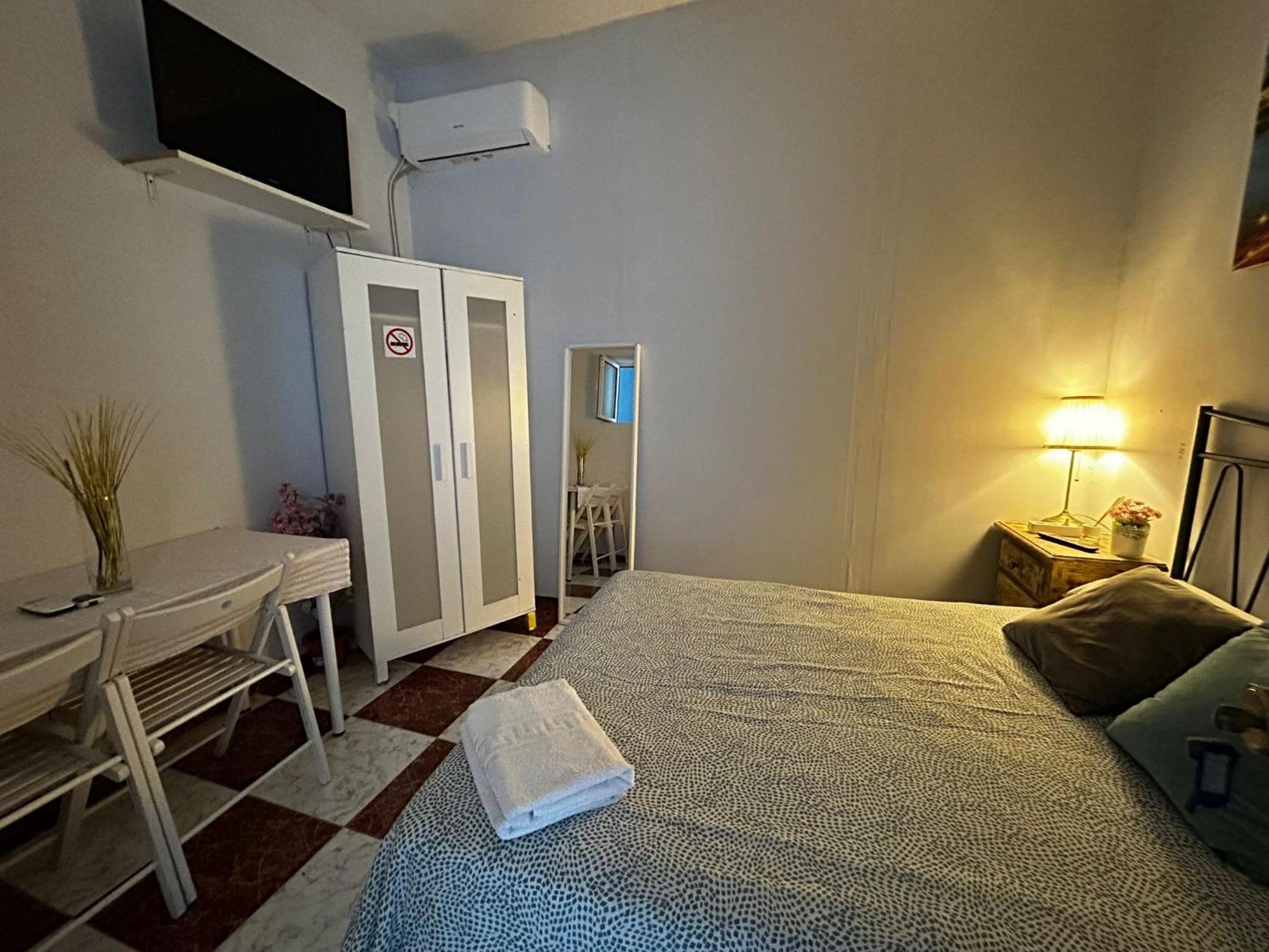 Santa Isabel Low Cost Rooms In Private House Sevilla Bagian luar foto