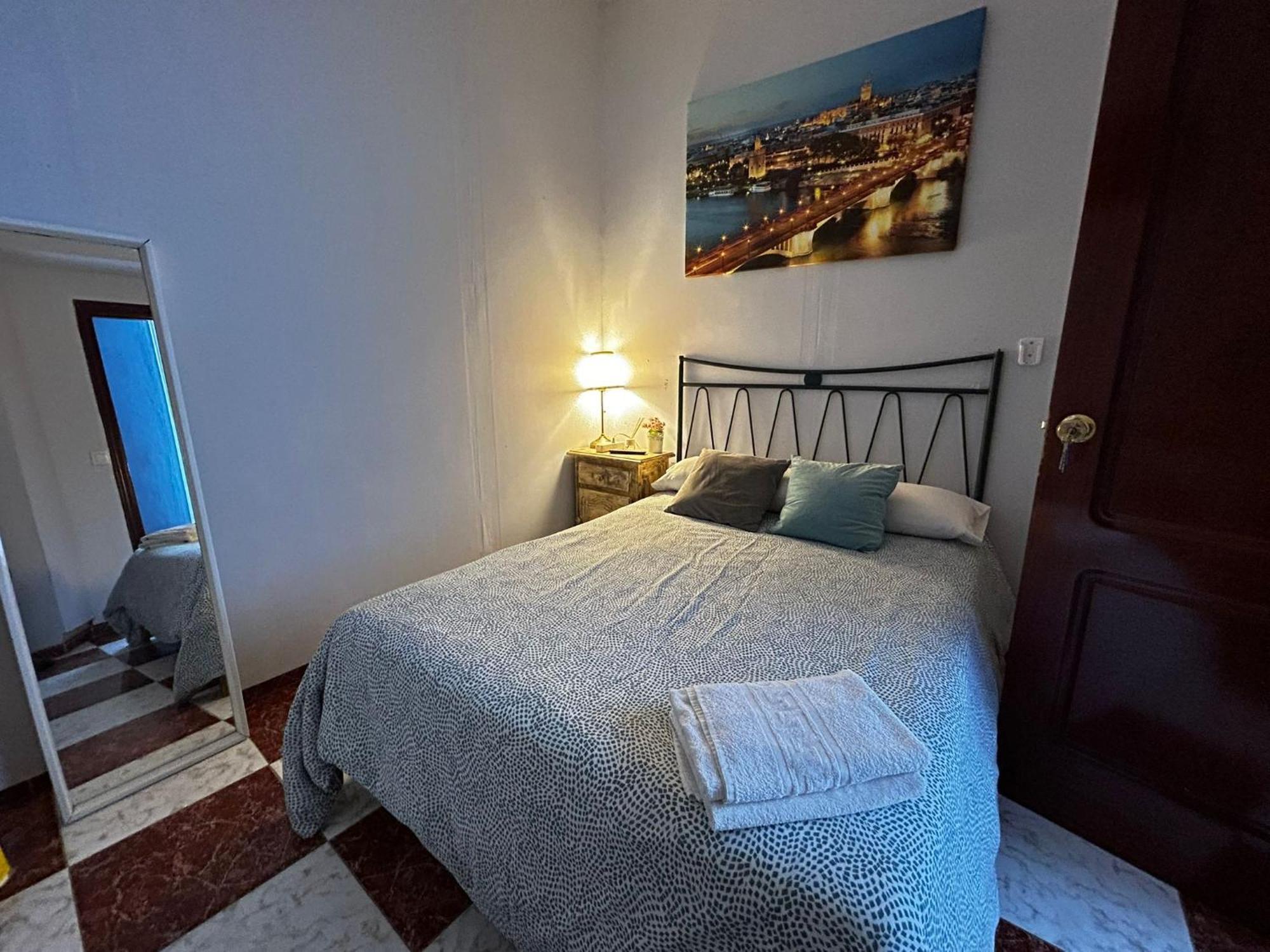 Santa Isabel Low Cost Rooms In Private House Sevilla Bagian luar foto
