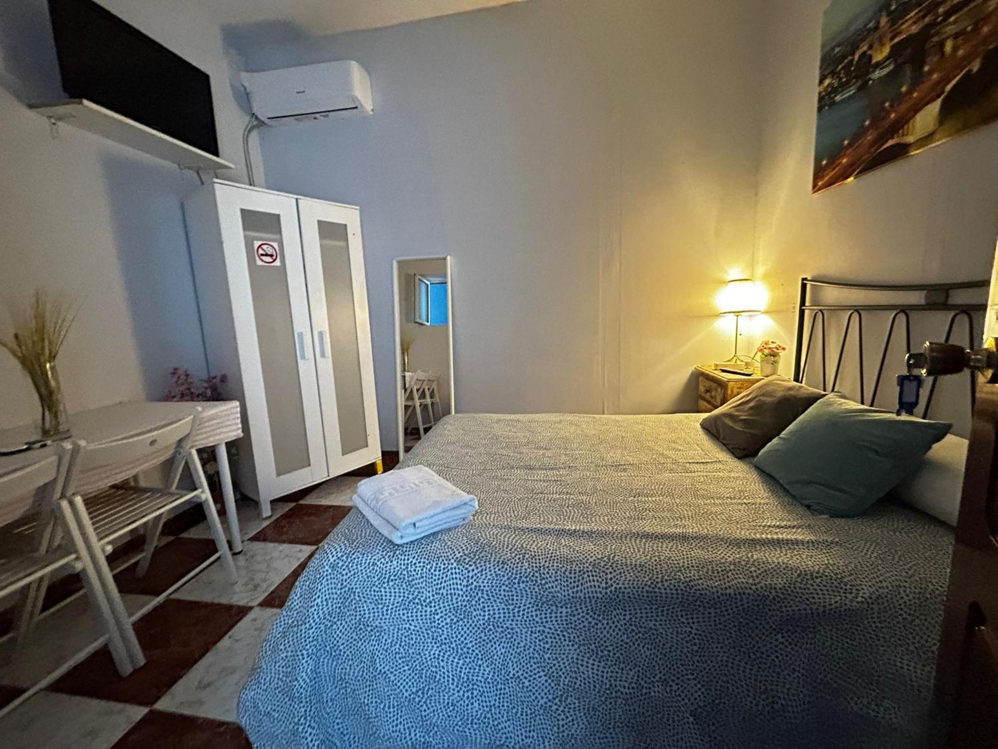 Santa Isabel Low Cost Rooms In Private House Sevilla Bagian luar foto