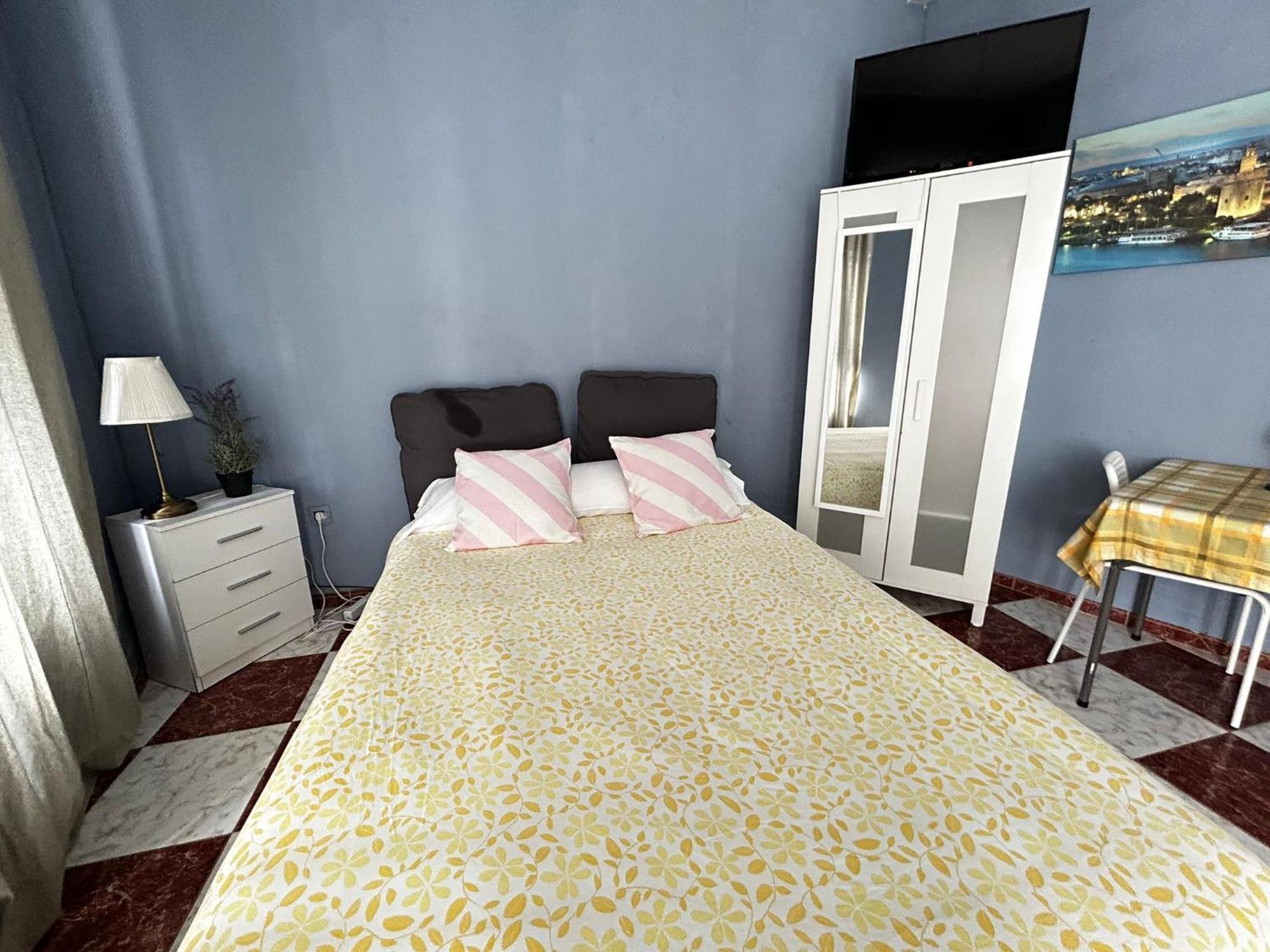 Santa Isabel Low Cost Rooms In Private House Sevilla Bagian luar foto