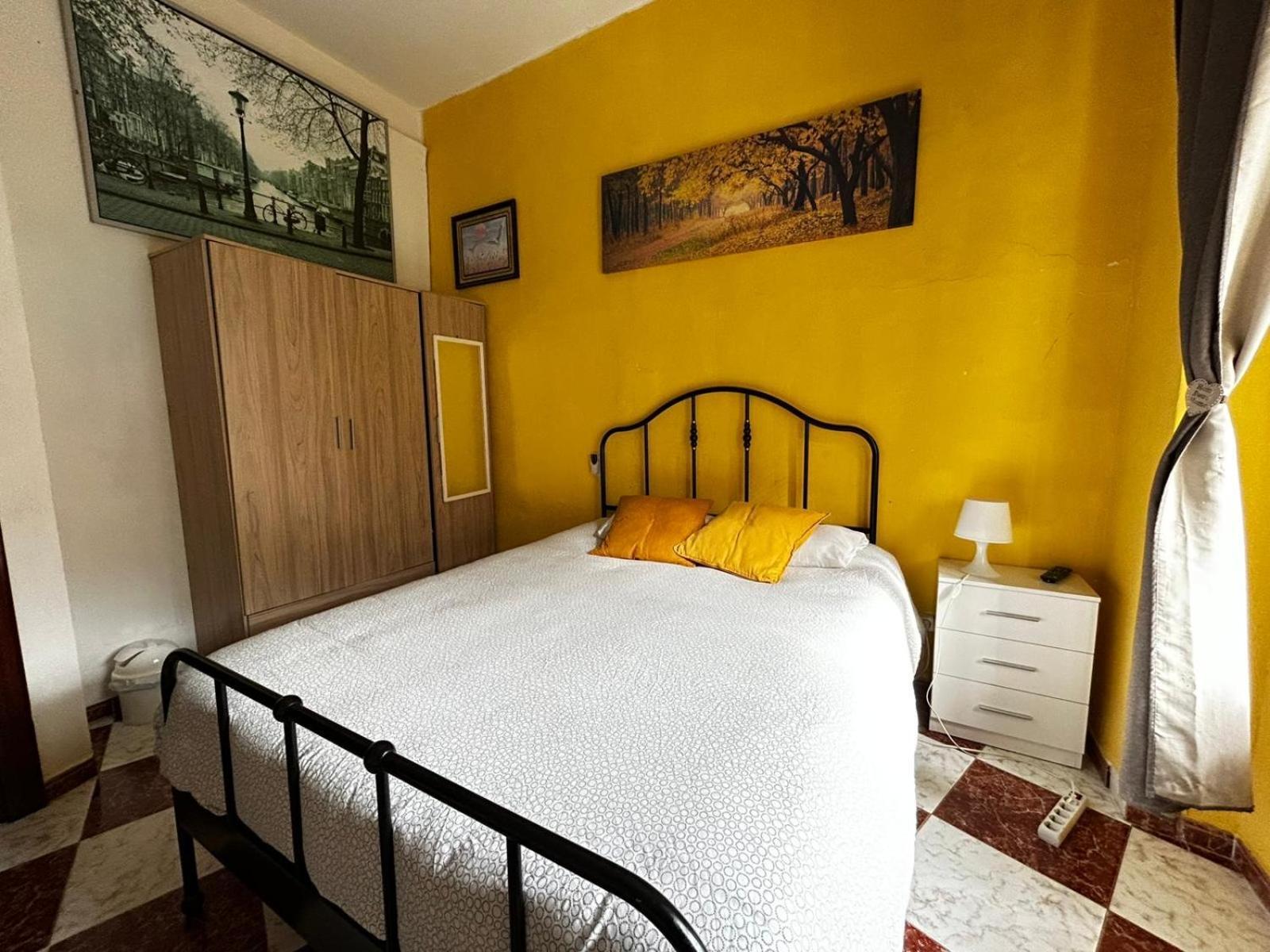 Santa Isabel Low Cost Rooms In Private House Sevilla Bagian luar foto