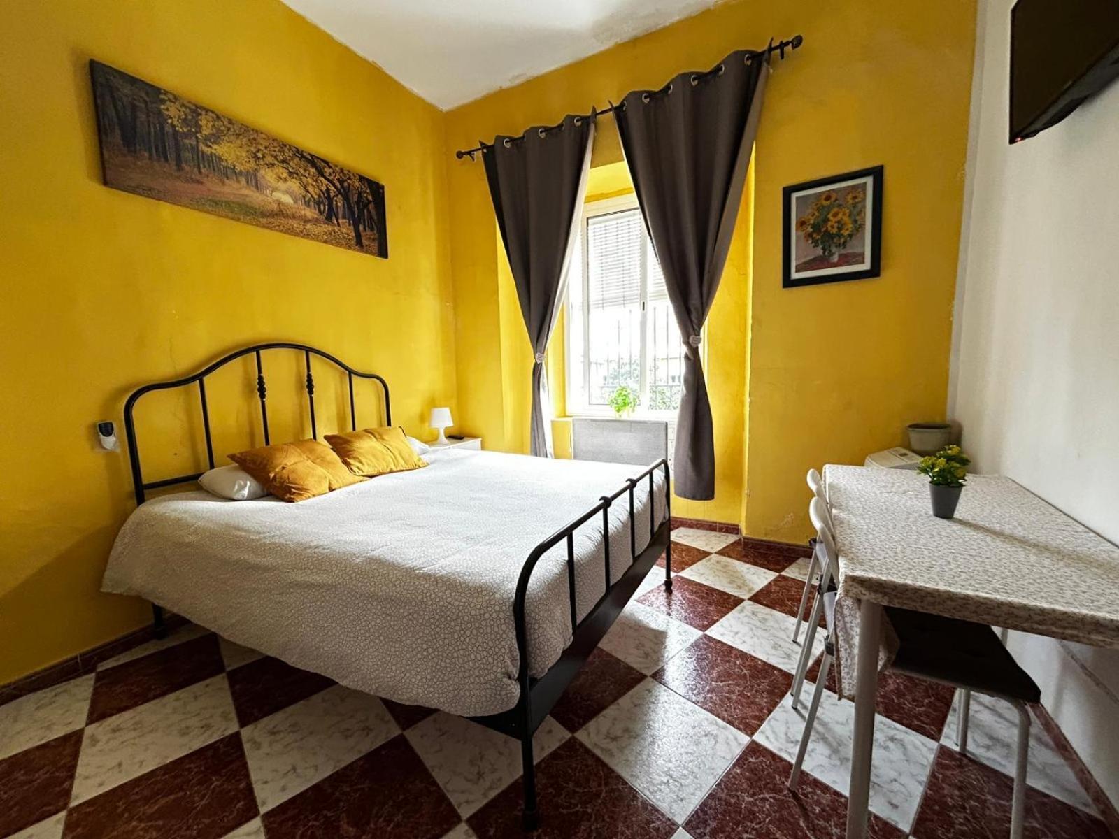 Santa Isabel Low Cost Rooms In Private House Sevilla Bagian luar foto