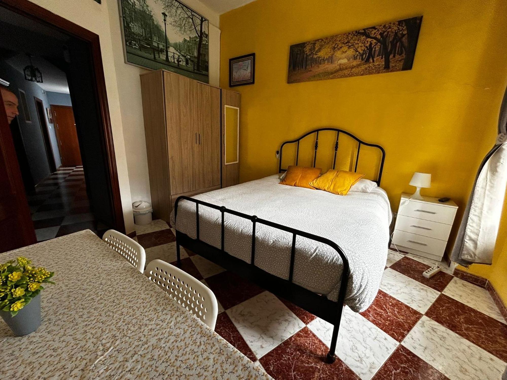 Santa Isabel Low Cost Rooms In Private House Sevilla Bagian luar foto