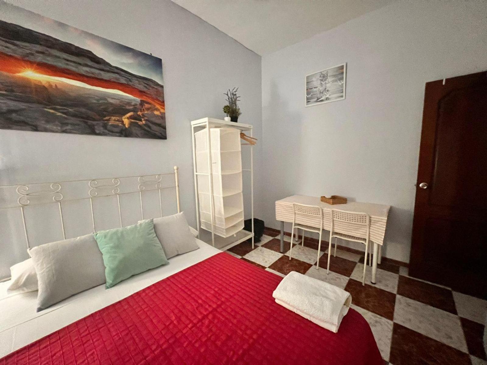 Santa Isabel Low Cost Rooms In Private House Sevilla Bagian luar foto